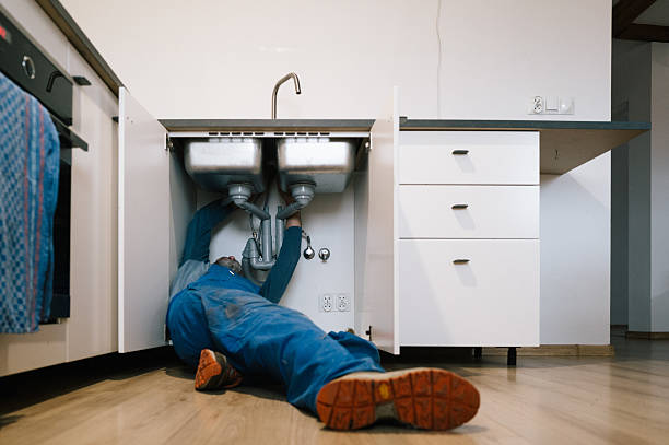 Professional Emergency Plumber technician working in Northbrook, IL
